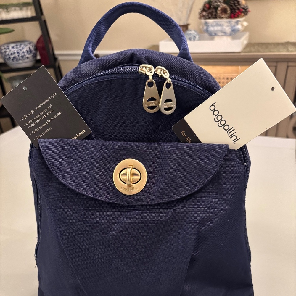 Baggallini Dallas Convertible Backpack
